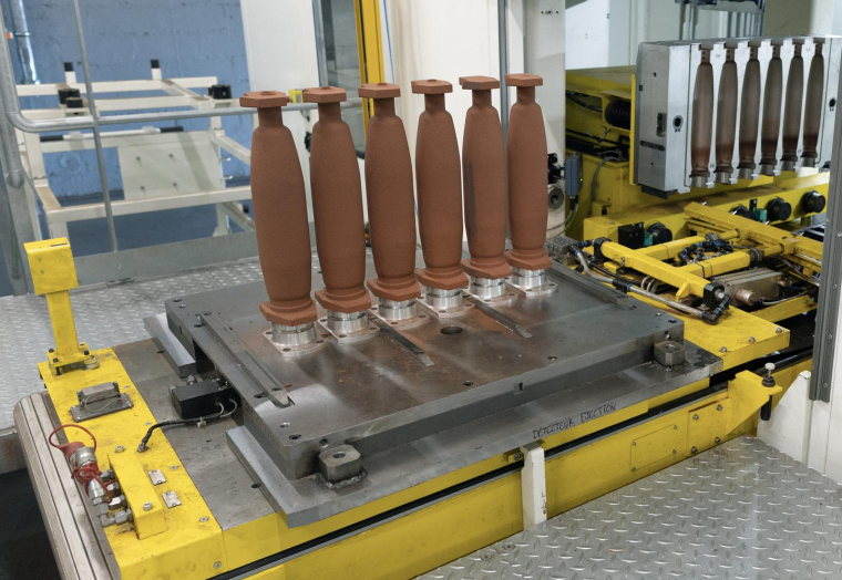 Corps d'obus produits dans l'usine de Fonderie de Bretagne à Caudan (Morbihan). ( AFP / FRED TANNEAU )