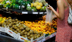 Une femme fait ses courses dans un supermaché à Nice