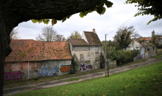 Une rue du village abandonné de Goussainville, le 26 novembre 2013, dans le Val-d'Oise ( AFP / JOEL SAGET )