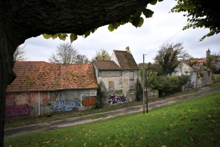 Une rue du village abandonné de Goussainville, le 26 novembre 2013, dans le Val-d'Oise ( AFP / JOEL SAGET )