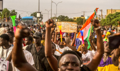 Photo de partisans de la junte nigérienne participant à une manifestation devant une base de l'armée française à Niamey