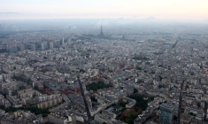 Une vue aérienne montre la Tour Eiffel, les toits des immeubles résidentiels et les toits de Paris