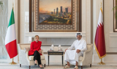 Photo émanant du palais princier du Qatar montrant la première ministre italienne, Georgia Meloni, lors d'un entretien avec l'émir du Qatar cheikh Tamim ben Hamad al-Thani, le 4 avril 2026 à Lusail, près de Doha ( Qatar's Amiri Diwan / - )