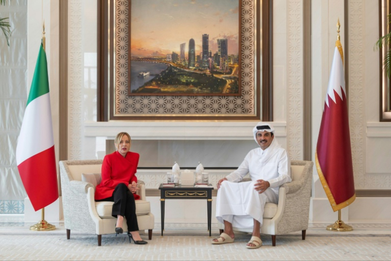 Photo émanant du palais princier du Qatar montrant la première ministre italienne, Georgia Meloni, lors d'un entretien avec l'émir du Qatar cheikh Tamim ben Hamad al-Thani, le 4 avril 2026 à Lusail, près de Doha ( Qatar's Amiri Diwan / - )