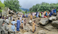 Des personnes se rassemblent sur le site d'une crue soudaine après de fortes pluies de mousson à Salarzai, dans le district de Bajaur au Pakistan, le 15 août 2025 ( AFP / - )