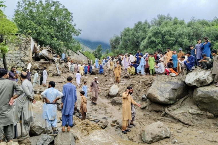 Des personnes se rassemblent sur le site d'une crue soudaine après de fortes pluies de mousson à Salarzai, dans le district de Bajaur au Pakistan, le 15 août 2025 ( AFP / - )