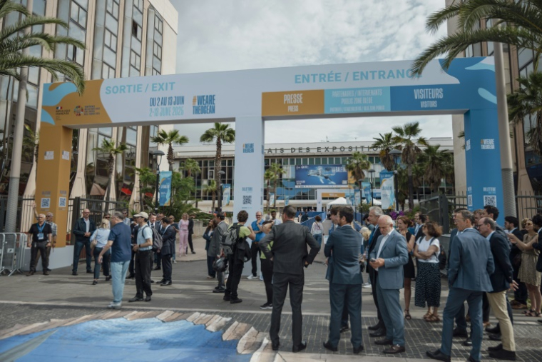 Des visiteurs à l'entrée de l'exposition "La baleine" présentée à l'occasion de la Conférence des Nations Unies sur les océans (ONUC) au Parc des expositions de Nice, le 2 juin 202 ( AFP / Frederic DIDES )