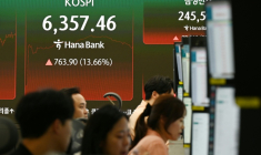 Des opérateurs financiers travaillent dans une salle de marché de la Hana Bank à Séoul le 31 juillet 2026 ( AFP / GREG BAKER )