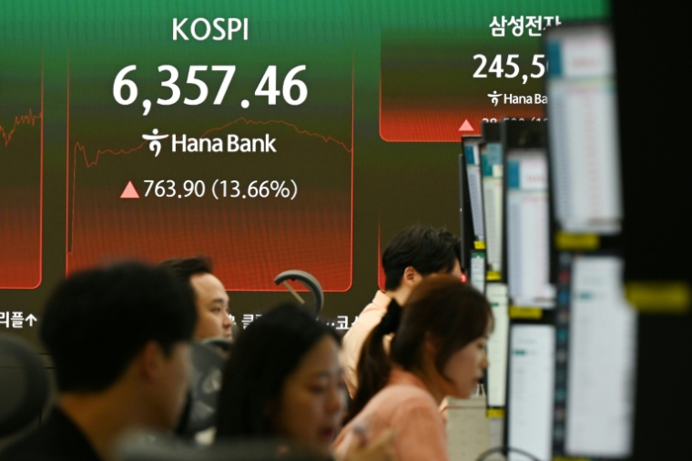 Des opérateurs financiers travaillent dans une salle de marché de la Hana Bank à Séoul le 31 juillet 2026 ( AFP / GREG BAKER )