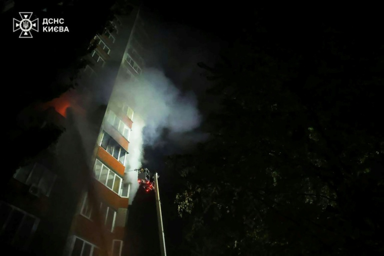 Photo publiée par le service d'urgence ukrainien, le 22 octobre 2025, de sauveteurs ukrainiens luttant contre un incendie dans un immeuble résidentiel après une frappe aérienne russe à Zaporijjia ( Service d'urgence ukrainien / Handout )
