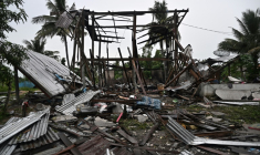 Une maison détruite par des tirs cambodgiens dans la province frontalière thaïlandaise Surin le 27 juillet 2025  ( AFP / Lillian SUWANRUMPHA )