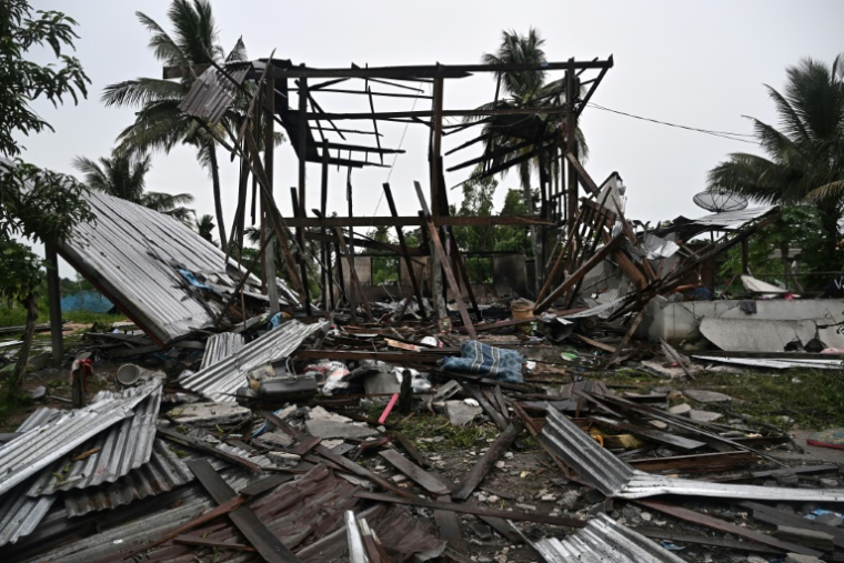 Une maison évacuée, détruite par un incendie après avoir été touchée par l'artillerie cambodgienne le matin même, est visible dans la province frontalière thaïlandaise de Surin, le 27 juillet 2025 ( AFP / Lillian SUWANRUMPHA )