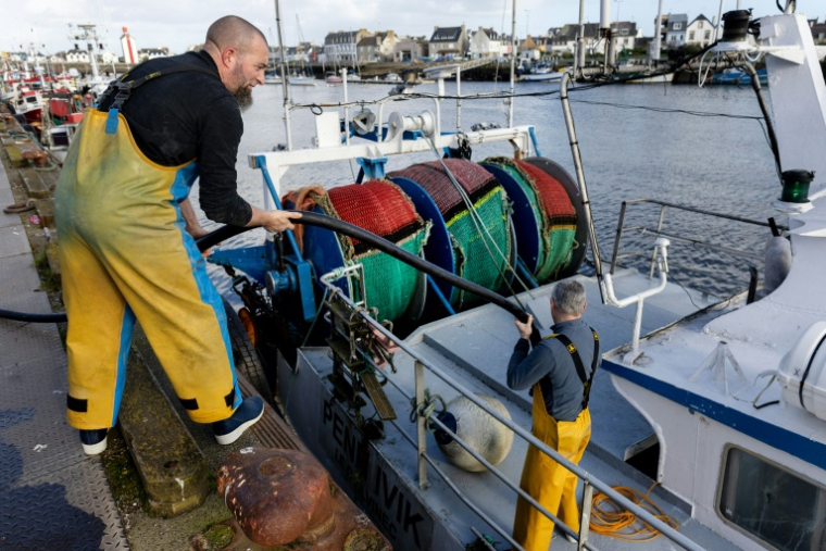 Des pêcheurs font le plein de gazole du Penn Ivik dans le port du Guilvinec (Finistère), le 11 mars 2026 ( AFP / Fred TANNEAU )