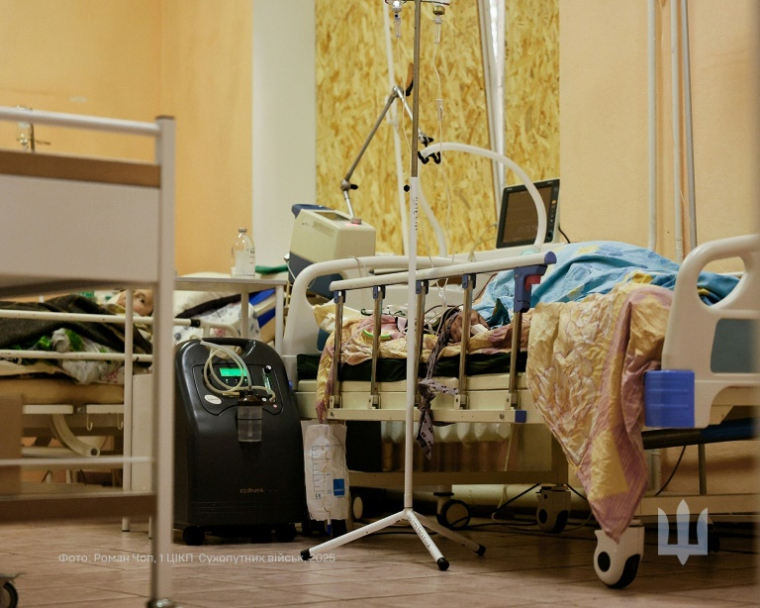 Photo prise et publiée par le Premier Centre de soutien à l'information et à la communication des forces terrestres d'Ukraine, le 9 septembre 2025, montrant des habitants du village de Iarova, blessés lors d'une frappe aérienne russe, dans un hôpital dans un lieu tenu secret ( Premier Centre de soutien à l'information et à la communication des forces terrestres d'Ukraine / Roman Chop )