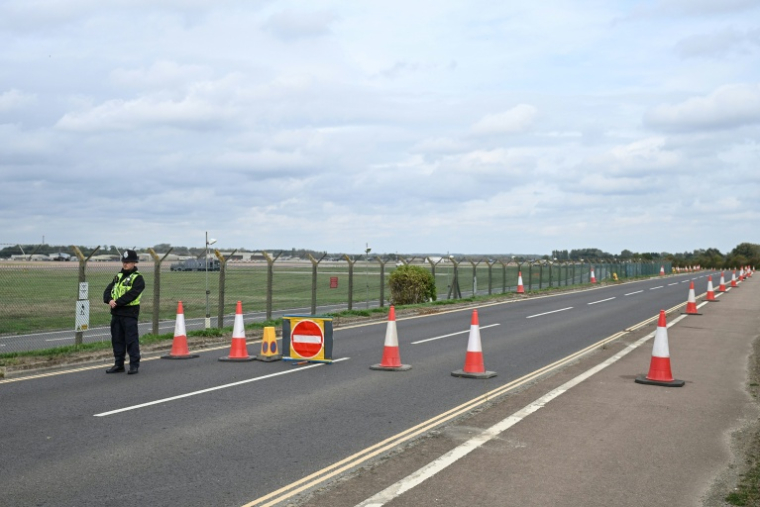Un policier tient un point de contrôle à la périphérie de la base de la RAF de Fairford, dans le sud-ouest de l'Angleterre, le 27 septembre 2026 ( AFP / JUSTIN TALLIS )