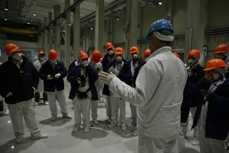 Des représentants de Greenpeace et des médias visitent la nouvelle enceinte de confinement de la centrale nucléaire de Tchernobyl, le 9 avril 2026 en Ukraine ( AFP / Genya SAVILOV )