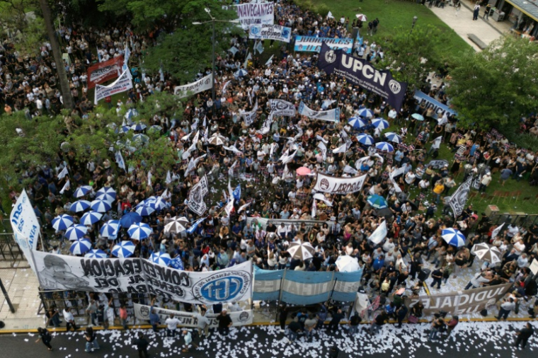 Manifestation contre une réforme du travail promue par le président argentin Javier Milei devant le palais de justice de Buenos Aires, le 24 février 2026 ( AFP / JUAN MABROMATA )