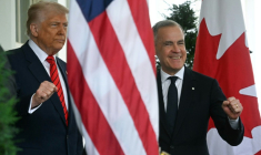 Donald Trump accueille Marc Carney à la Maison Blanche le 6 mai 2025 ( AFP / Jim WATSON )