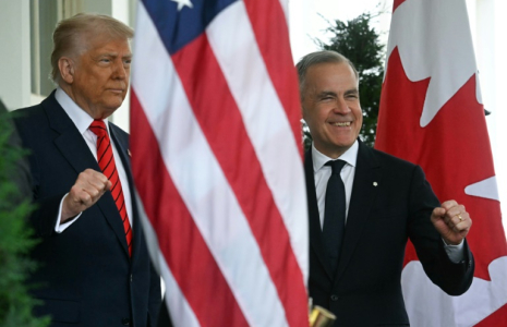 Donald Trump accueille Marc Carney à la Maison Blanche le 6 mai 2025 ( AFP / Jim WATSON )