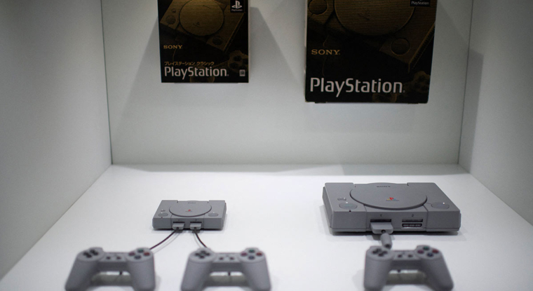 Les premiers jeux en 3D, avec leurs images spectaculaires, vont séduire des millions de gamers et faire le succès de Sony. (© AFP)