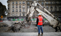 Un employé sur le chantier de construction à Paris