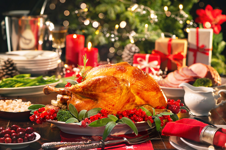 (Crédits photo : Adobe Stock - repas de fêtes et table de Noël)
