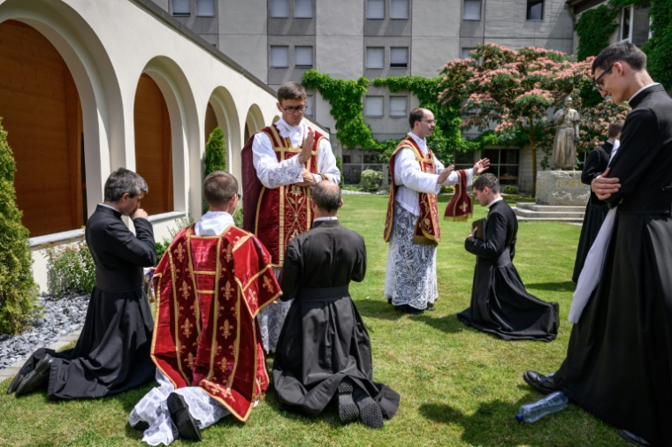 Des prêtres reçoivent la bénédiction de prêtres nouvellement ordonnés à l'issue d'une cérémonie d'ordination de la Fraternité sacerdotale Saint-Pie X (FSSPX), une communauté catholique traditionaliste, à Écône (Suisse), le 29 juin 2026.  ( AFP / Fabrice COFFRINI )