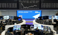 Le graphique de l'indice allemand des prix des actions DAX est photographié à la bourse de Francfort