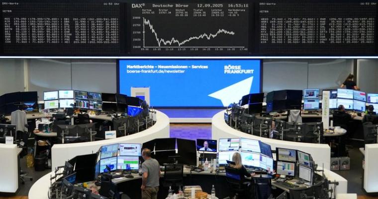 Le graphique de l'indice allemand des prix des actions DAX est photographié à la bourse de Francfort