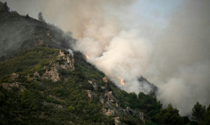 L'important incendie dans l'Aude, ici près de Fontjoncouse, le 6 août 2025 ( AFP / Lionel BONAVENTURE )