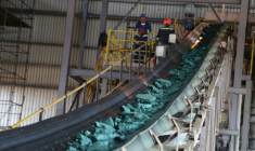 Un tapis roulant transporte des morceaux de cobalt brut après une première transformation dans une usine de Lubumbashi le 16 février 2018 en RDC ( AFP / SAMIR TOUNSI )