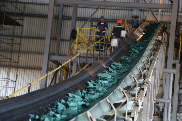 Un tapis roulant transporte des morceaux de cobalt brut après une première transformation dans une usine de Lubumbashi le 16 février 2018 en RDC ( AFP / SAMIR TOUNSI )