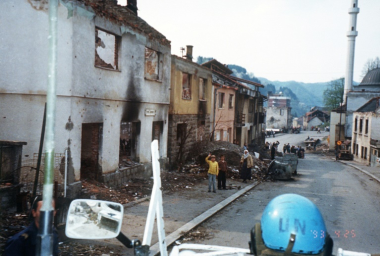 Des soldats canadiens de la FORPRONU patrouillent à bord d'un véhicule blind dans les rues de Srebrenica, entièrement détruites par les bombardements serbes, le 25 avril 1993 ( AFP / STR )
