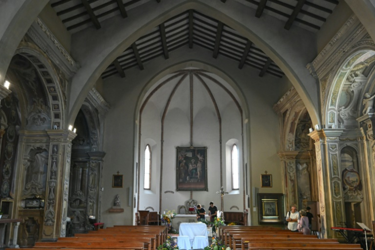 L'intérieur de l'église San Martino de Rivalta, au nord de Plaisance, avant les funérailles du créateur de mode italien Giorgio Armani, le 8 septembre 2025 en Italie ( AFP / Piero CRUCIATTI )
