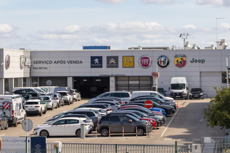 Une concession multimarque Stellantis au Portugal. (Crédits: Adobe Stock)
