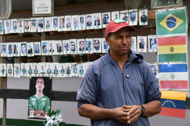 German Lopez, qui a participé au sauvetage des victimes de l'accident d'avion de Chapecoense, lors d'une visite des joueurs du club brésilien au mémorial dédié à l'accident, au Cerro Gordo, le 25 septembre 2026 ( AFP / Jaime SALDARRIAGA )