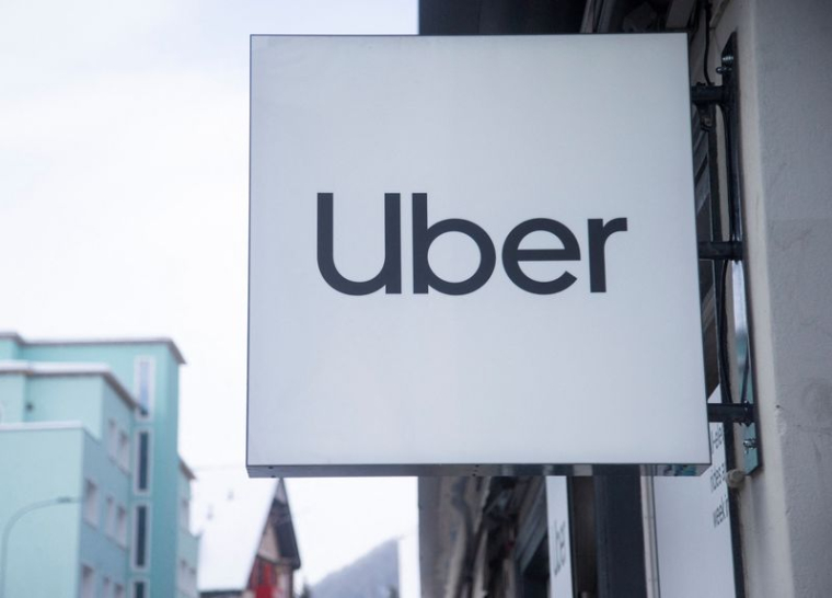 Le logo d'Uber sur un immeuble à Davos, en Suisse