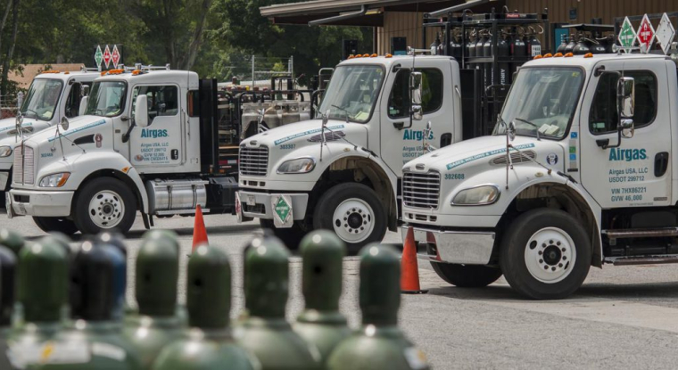 Une rangée de camions aux couleurs d'Airgas. (© Airgas)