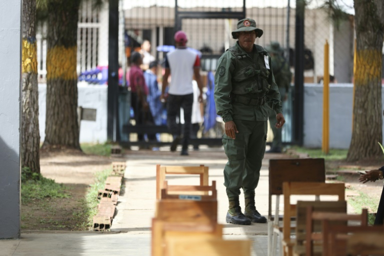 Un membre de la garde bolivarienne dans un bureau de vote lors des élections régionales à El Dorado, dans l'État de Bolívar, au Venezuela, le 25 mai 2025 ( AFP / Pedro MATTEY )