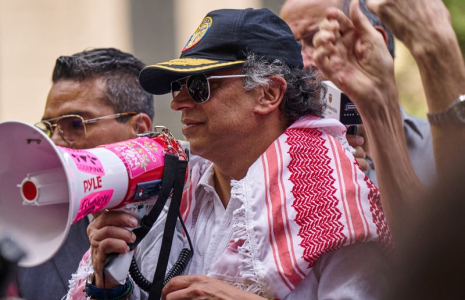 Le président colombien Gustavo Petro s'adresse à des manifestants pro-palestiniens lors de la 80e Assemblée générale des Nations unies, à New York