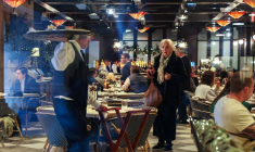 Une femme attend une table dans un restaurant de la gare de Grand Central