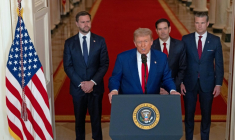 Le président américain Donald Trump lors d'une allocution à la nation après les frappes sur l'Iran, le 21 Juin 2025, aux côtés de JD Vance (gauche) et de Pete Hegseth (droite) ( POOL / CARLOS BARRIA )