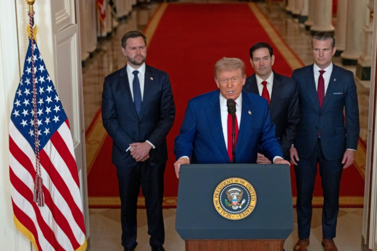 Le président américain Donald Trump lors d'une allocution à la nation après les frappes sur l'Iran, le 21 Juin 2025, aux côtés de JD Vance (gauche) et de Pete Hegseth (droite) ( POOL / CARLOS BARRIA )