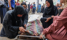 Des proches pleurent à l'hôpital Al-Chifa de Gaza, devant les corps de deux fillettes de 2 et 5 ans tués selon la Défense civile lors de frappes israéliennes sur leur tente de déplacés dans le quartier d'Al-Nasr, le 8 septembre 2025 ( AFP / Omar AL-QATTAA )
