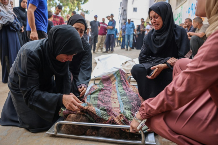 Des proches pleurent à l'hôpital Al-Chifa de Gaza, devant les corps de deux fillettes de 2 et 5 ans tués selon la Défense civile lors de frappes israéliennes sur leur tente de déplacés dans le quartier d'Al-Nasr, le 8 septembre 2025 ( AFP / Omar AL-QATTAA )