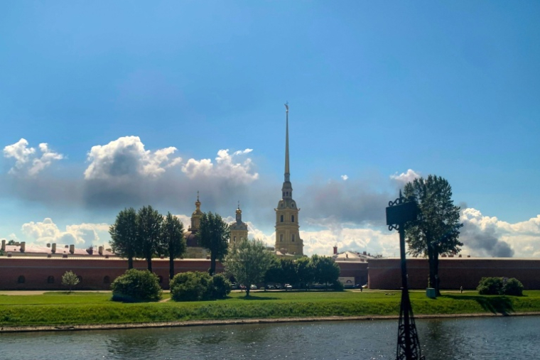De la fumée visible derrière la cathédrale Pierre-et-Paul de Saint-Pétersbourg, après des frappes de drones ukrainiens sur des sites énergétiques et militaires, le 3 juin 2026  ( AFP / STRINGER )