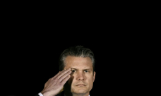 Le secrétaire américain à la Défense Pete Hegseth salue tandis que des membres d’une équipe de l’armée américaine transportent un cercueil de transfert recouvert d’un drapeau contenant la dépouille du sergent Benjamin N. Pennington, 26 ans, originaire de Glendale, lors d’une cérémonie solennelle de rapatriement à la Dover Air Force Base, à Dover, le 9 mars 2026 ( AFP / Brendan SMIALOWSKI )