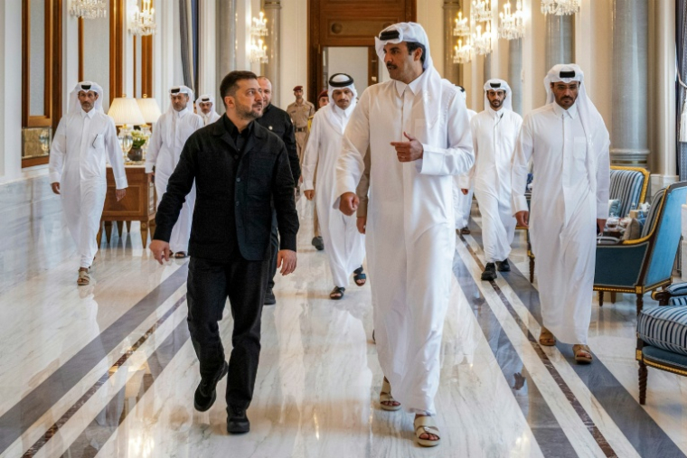 photo diffusée par le Diwan Amiri du Qatar montrant l'émir du Qatar, Cheikh Tamim ben Hamad Al-Thani, et le président ukrainien Volodymyr Zelensky au palais de Lusail à Doha, le 28 mars 2026 ( Qatar Amiri Diwan / - )