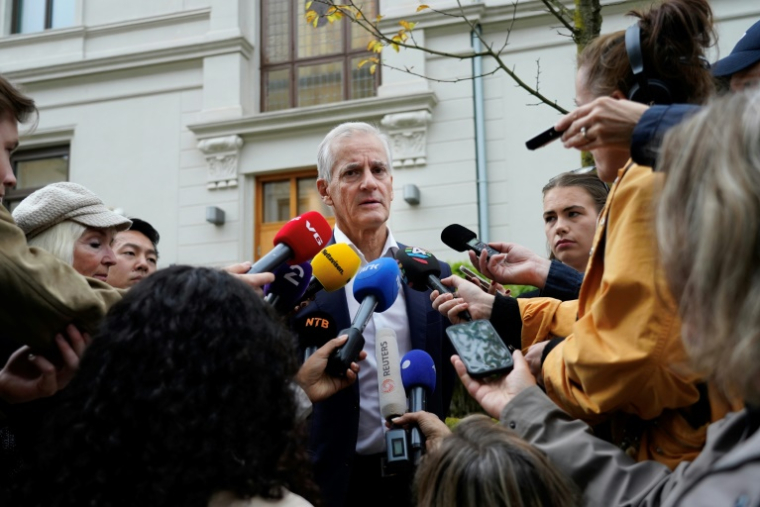 Le Premier ministre travailliste Jonas Gahr Støre fait une déclaration aux médias devant sa résidence à Oslo, le 9 septembre 2025 au lendemain des législatives en Norvège ( NTB / Gorm Kallestad )