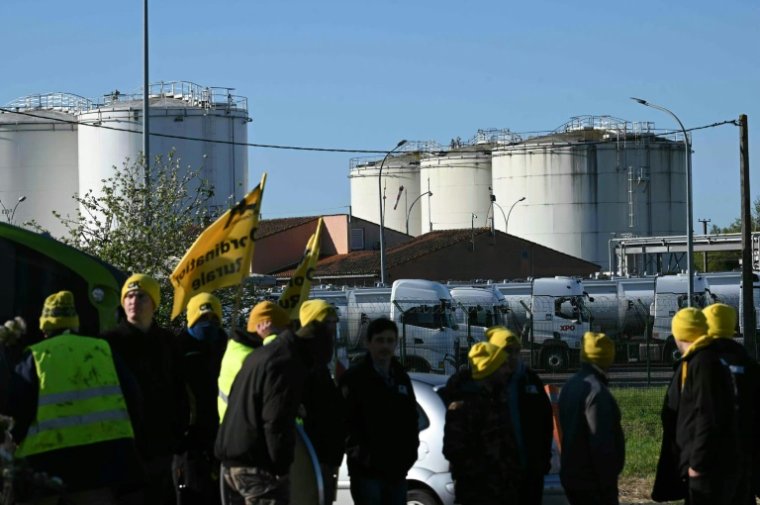 Des agriculteurs de la Coordination rurale bloquent l'accès à un dépôt pétrolier de Toulouse, le 14 avril 2026 ( AFP / Matthieu RONDEL )
